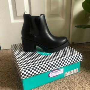 Soda Black Lug Sole Boot - NWT